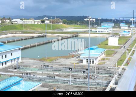 Paesaggio del canale di Panama con una nave carrier che naviga attraverso il lago Gatun, sulla sua rotta commerciale internazionale. Vista sulla parte posteriore della nave. Foto Stock