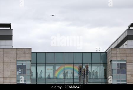 L'aereo NHS Spitfire fa un flypasse al Peterborough City Hospital, in considerazione del lavoro che tutti i lavoratori NHS hanno fatto durante la pandemia di Coronavirus COVID-19. Foto Stock