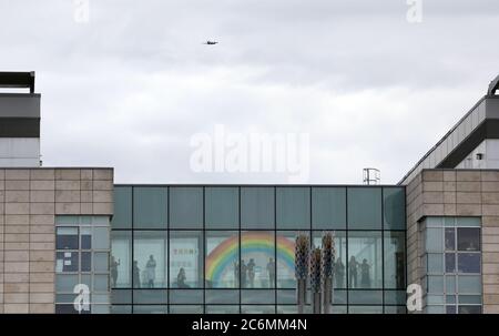 L'aereo NHS Spitfire fa un flypasse al Peterborough City Hospital, in considerazione del lavoro che tutti i lavoratori NHS hanno fatto durante la pandemia di Coronavirus COVID-19. Foto Stock