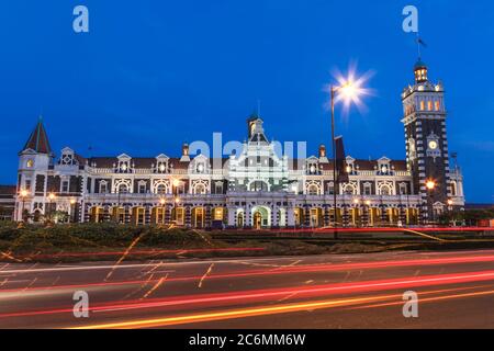 La stazione ferroviaria di Dunedin è un bellissimo esempio di architettura dei primi del XX secolo ed è uno dei più famosi monumenti storici di Dunedin, situato a sud Foto Stock