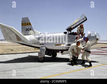 Non ogni momento di una prova pilota della giornata è serio. In un momento di levità, piloti della NASA Bill Dana (sinistra) e John A. Manke provare a trascinare Aria forza pilota di prova Pietro Hoag lontano da HL-10 corpo di sollevamento mentre Air Force Major Jerauld R. Gentry aiuta dal pozzetto. Foto Stock