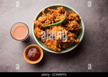 Pakora di cipolla fritta o Pyaj Pakoda anche conosciuto come croccante Kanda bhaji / Bhajji / bajji, preferito tè indiano-time snack durante la stagione delle piogge. Servito wi Foto Stock