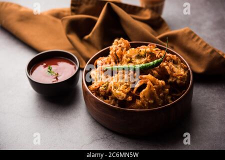 Pakora di cipolla fritta o Pyaj Pakoda anche conosciuto come croccante Kanda bhaji / Bhajji / bajji, preferito tè indiano-time snack durante la stagione delle piogge. Servito wi Foto Stock