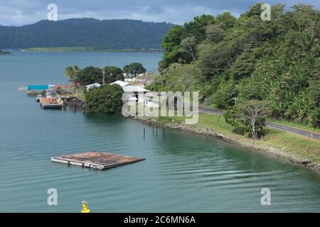 Il nuovo cancello rotante Gatun Lock si apre per lasciare Una nave da crociera nella prima sezione del Panama Passaggio del canale dall'Atlantico al Pacifico Foto Stock