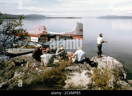 Agosto 1972 - Festa di pesca da Brooks Camp, Katmai monumento nazionale, Alaska Foto Stock