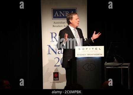 L'on. Peter Costello AC dà il suo indirizzo al sesto pranzo al dettaglio al Sofitel Wentworth, Sydney. Foto Stock