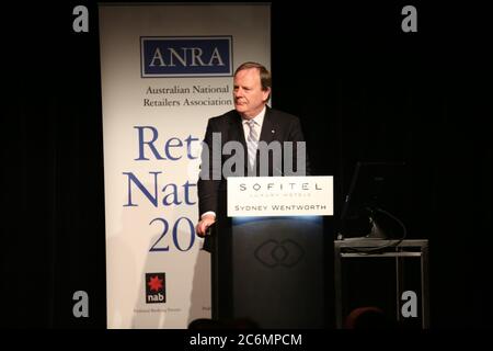 L'on. Peter Costello AC dà il suo indirizzo al sesto pranzo al dettaglio al Sofitel Wentworth, Sydney. Foto Stock