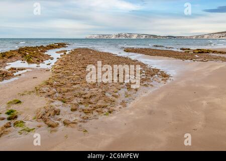 Guardando verso Freshwater Bay da Compton Beach sull'Isola di Wight Foto Stock