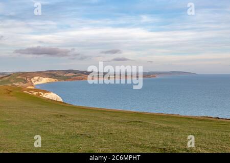 Vista su Freshwater Bay e Compton Bay da Tennyson giù, con luce serale Foto Stock