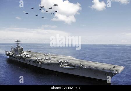 Nel Mare della Cina del Sud, lo US Navy (USN) Nimitz-class portaerei USS ABRAHAM LINCOLN (CVN 72) e aeromobili assegnati al vettore Air Wing due (CVW-2) eseguire una dimostrazione dell'antenna. Foto Stock