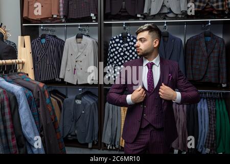 vendita, moda, vendita al dettaglio, stile di affari e concetto di gente - uomo seriamente hipster con barba al negozio di abbigliamento. Foto pubblicitaria. Perfetto per durare Foto Stock