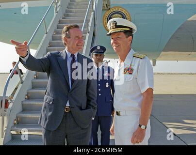 Il Presidente degli Stati Uniti George H.W. Bush ha salutato al NAS Miramar dal Navy US (USN) ammiraglio posteriore (RADM) Paolo W. Parcells 9 14 1992 Foto Stock