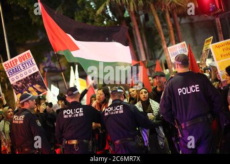 La polizia ha tenuto indietro i manifestanti pro-Palestina del cinema Palace Verona, alcuni erano riusciti a raggiungere il cinema prima ma sono stati allontanati Foto Stock