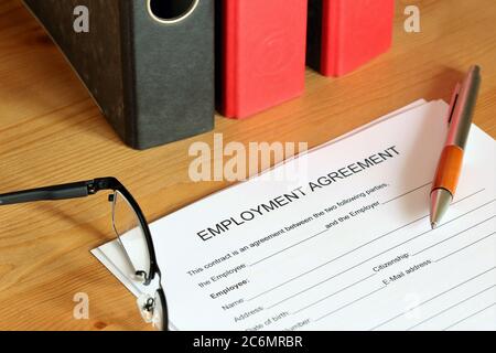 Immagine simbolo: Forma vuota di un accordo di lavoro su una scrivania Foto Stock