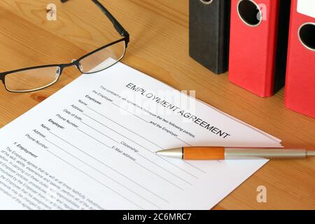 Immagine simbolo: Forma vuota di un accordo di lavoro su una scrivania Foto Stock