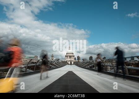 San Paolo e le persone che camminano sul Millennium Bridge Foto Stock