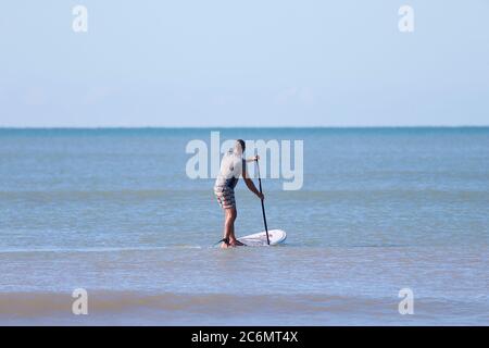 Hastings, Sussex orientale, Regno Unito. 11 Jul 2020. UK Weather: Bell'inizio del weekend con cielo azzurro luminoso e temperature calde a Hastings, Sussex orientale. Photo Credit: Paul Lawrenson/Alamy Live News Foto Stock