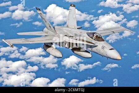 US Marine Corps (USMC) capitano (CAPT) Kevin Reece, Marine aviatore per verticale Marine Fighter Squadron di attacco 212 (VMFA-212), i piloti della sua F/A18 Hornet sul Mare della Cina del Sud Foto Stock