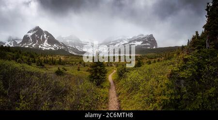 L'iconico parco provinciale del monte Assiniboine vicino a Banff Foto Stock