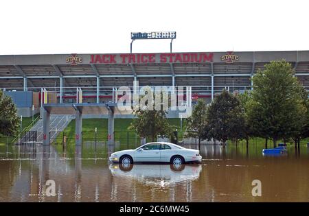 Allagamento - Ames, Iowa, 11 agosto 2010 -- Un solitario auto rimanente si trova in una zona di parcheggio esterno Jack Trice Stadium di Ames, Iowa. Lo stadio stesso è stato risparmiato eventuali danni causati dall'acqua. Central Iowa è stato inondato con back-to-back-to-back tempeste risultanti nel record di inondazioni in Ames. Foto Stock