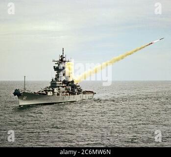 Un' antenna porta vista di prua della nave da guerra USS NEW JERSEY (BB-62) lanciando un RGM-84 Harpoon missile sulla Pacific Missile Test Center gamma. Foto Stock