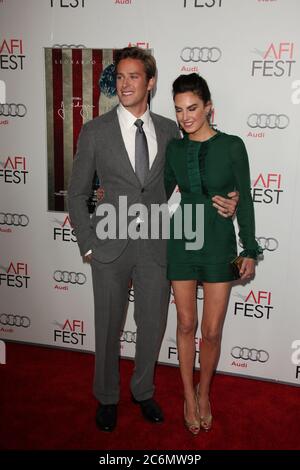 Hollywood, Stati Uniti d'America. 3 Nov 2011. HOLLYWOOD, CA - NOVEMBRE 03: Armie Hammer partecipa al AFI Fest 2011 apertura Notte Gala prima mondiale di 'J. Edgar'at Grauman's Chinese Theatre il 3 novembre 2011 a Hollywood, California. Persone: Amie Hammer, Elizabeth Chambers credito: Storms Media Group/Alamy Live News Foto Stock