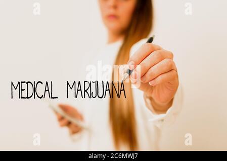 Testo di scrittura di parola Marijuana medica. Business foto showcasing disponibile solo su prescrizione e utilizzato per trattare la malattia modello che mostra diversi Sho Foto Stock