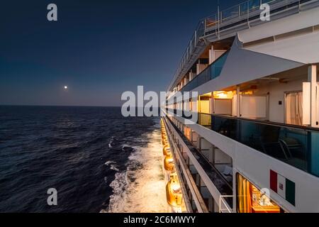 Vista della passerella di una nave da crociera durante la navigazione. Foto Stock