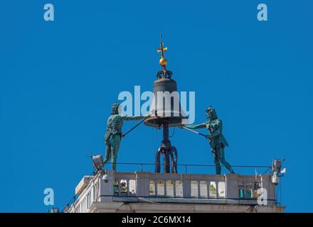 Antica campana di bronzo in cima alla torre dell'orologio di San Marco in piazza San Marco a Venezia Foto Stock