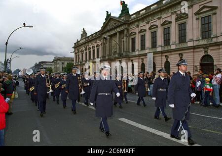 La US Air Force in Europa (USAFE) Band e onore marche lungo una parata di percorso attraverso la ex Berlino est durante la riunificazione tedesca parata del giorno. Foto Stock