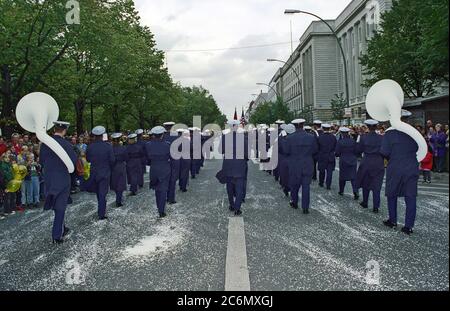 La US Air Force in Europa (USAFE) Band e onore marche lungo una parata di percorso attraverso la ex Berlino est durante la riunificazione tedesca parata del giorno. Foto Stock