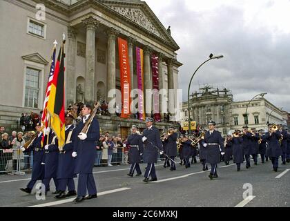 La US Air Force in Europa (USAFE) Band e onore marche lungo una parata di percorso attraverso ex Berlino est durante la riunificazione tedesca parata del giorno. Foto Stock