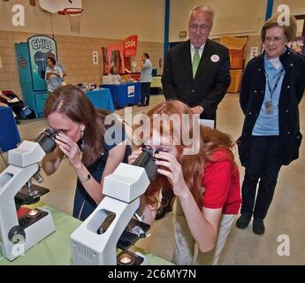 Dott.ssa Elisabetta Hagen (sinistra), il Sottosegretario alla sicurezza alimentare e Emily Wise (a destra), uno studente di quinta in Maryland Città scuola elementare di alloro, Maryland guardare attraverso i microscopi per visualizzare la listeria e la salmonella, due dei quattro più comuni batteri presenti nei prodotti alimentari. Gli altri due sono i batteri campylobacter ed e. coli. Alle spalle di Hagen e saggi sono il dottor Kevin Concannon, Sottosegretario di consumo alimentare e nutrizione servizi e Barbara Robinson, Sicurezza Alimentare Servizio di ispezione. Il FSIS ha tenuto una educazione alla sicurezza alimentare il camp in Maryland Città scuola elementare, Giovedi, 5 maggio 2011 Foto Stock