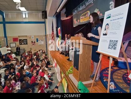 Dott.ssa Elisabetta Hagen (sinistra), il Sottosegretario alla sicurezza alimentare spiega l'importanza di una buona alimentazione ed esercizi per gli studenti di Maryland Città scuola elementare di alloro, Maryland durante un Reparto di Stati Uniti dell'Agricoltura, sicurezza alimentare servizio di ispezione per la sicurezza alimentare l'istruzione Camp Thu, 5 maggio 2011 Foto Stock