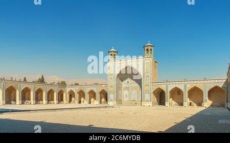 Cortile della moschea Vakil a Shiraz. Costruito tra il 1751 e il 1773, restaurato nel 19 ° secolo durante il periodo Qajar. Vakil significa reggente, che è stato Foto Stock