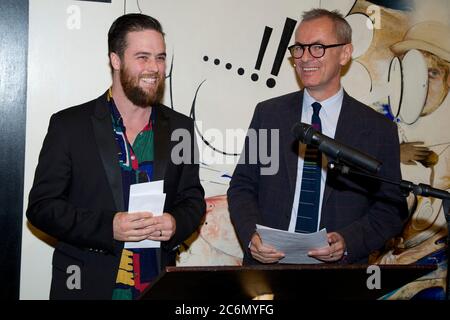 Direttore della Art Gallery of NSW, il dottor Michael Brand stringe le mani con il vincitore del 2014 James Drinkwater e gli presenta un assegno di 25,000 dollari. Lui Foto Stock