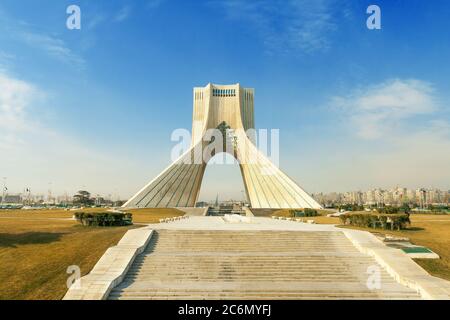 Piazza Azadi con la Torre Azadi, simbolo della capitale di Teheran. Monumento alto 50 m su piazza Azadi. Conosciuta anche come Torre della libertà, originariamente chiamata Re M. Foto Stock