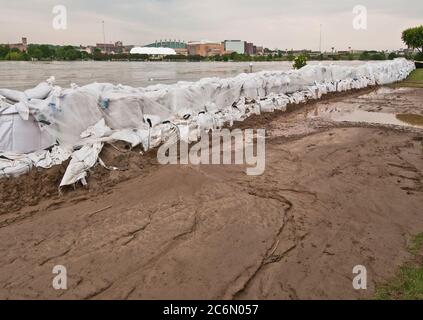 I sacchi di sabbia lungo il fiume Missouri fuori del marina Inn di South Sioux City, Nebraska. Il fiume Missouri ha allagato centinaia di acri di terreno nel Nebraska e Iowa finora. Il segretario per l'agricoltura Tom Vilsack effettuate visite lungo il fiume Missouri compreso soste South Sioux City, Nebraska e Glenwood, Iowa e si è incontrato con i produttori e i responsabili della comunità è quello di ottenere un aspetto di prima mano per ottenere le informazioni necessarie per meglio offrire programmi di emergenza tempestivamente per rispondere efficacemente a questo disastro. La visita ha fornito le informazioni necessarie per il Reparto di Stati Uniti dell'agricoltura agenzie Foto Stock