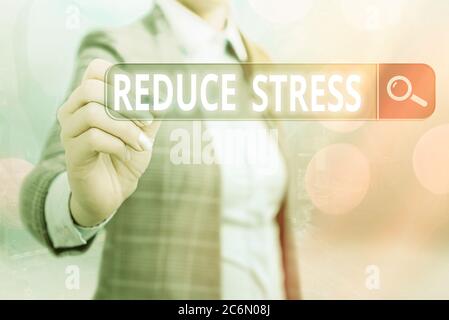 Nota di scrittura che mostra ridurre la sollecitazione. Concetto di business per ridurre lo stato di stress mentale o emotivo o tensione Web ricerca informazioni digitali f Foto Stock