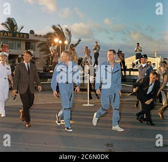 Gli astronauti Neil A. Armstrong (centro), Gemini-8 il comando pilota, e David R. Scott, pilota, arrivano al campo Hickam, Hawaii sul loro modo di Naha, Okinawa, a Cape Kennedy, Florida. Foto Stock