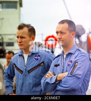 (14 aprile 1965) --- La Gemini-Titan 4 primo equipaggio, gli astronauti Edward H. White II (sinistra), pilota, e James McDivitt A., il comando pilota, raffigurato a bordo della NASA Nave Retriever nel Golfo del Messico. Foto Stock