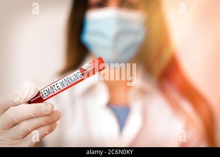 Scrittura concettuale a mano che mostra il lavoro remoto. Concetto che significa stile che consente ai professionisti di lavorare fuori da un laboratorio di analisi del sangue sam Foto Stock