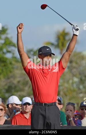 DORAL, FL - MARZO 10: Tiger Woods festeggia dopo la sua vittoria a due tempi durante l'ultimo round del Campionato del mondo di Golf-Cadillac al TPC Blue Monster a Doral il 10 Marzo 2013 a Doral, Florida. Persone: Tiger Woods Transmission Ref: MNC5 deve chiamare se interessato Michael Storms Media Group Inc. 305-632-3400 - Cell 305-513-5783 - Fax MikeStorm@aol.com Foto Stock