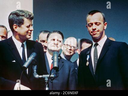 (8 maggio 1961) --- Il Presidente John F. Kennedy (sinistra) si congratula con la NASA Distinguished Service Medal Award Recipient astronauta Alan B.Shepard Jr. in un giardino di rose cerimonia tenutasi il 8 maggio 1961, presso la Casa Bianca. Foto Stock