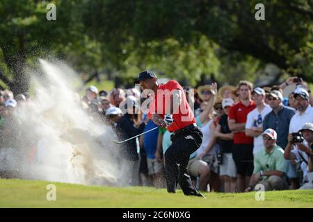 DORAL, FL - MARZO 10: Tiger Woods festeggia dopo la sua vittoria a due tempi durante l'ultimo round del Campionato del mondo di Golf-Cadillac al TPC Blue Monster a Doral il 10 Marzo 2013 a Doral, Florida. Persone: Tiger Woods Transmission Ref: MNC5 deve chiamare se interessato Michael Storms Media Group Inc. 305-632-3400 - Cell 305-513-5783 - Fax MikeStorm@aol.com Foto Stock