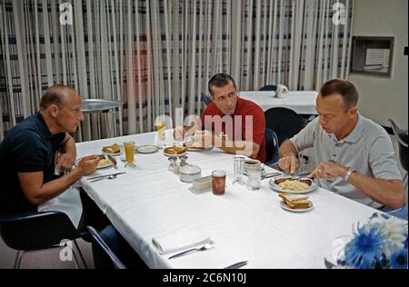 Il Gemini-11 primo equipaggio gode di una colazione a base di bistecca e uova con astronauta Alan B.Shepard Jr. (a destra), Chief, MSC astronauta Office, la mattina della Gemini-11 lancio Foto Stock