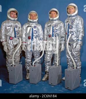 (13 aprile 1964) --- da sinistra a destra gli astronauti sono John W. Young, Virgilio I. Grissom, Walter M. Schirra Jr e P. Thomas Stafford. Gemini III Equipaggi Foto Stock