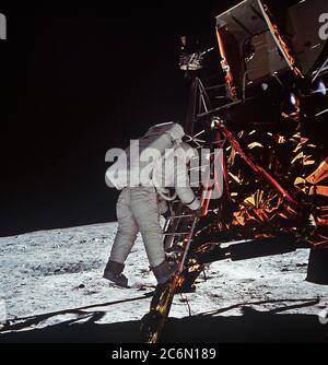 Astronauta Edwin E. Aldrin Jr., modulo lunare, pilota scende le fasi del modulo lunare (LM) scaletta come egli si prepara a camminare sulla luna. Egli aveva appena egressed LM. Foto Stock