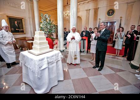 Il Presidente George W Bush e la sig.ra Laura Bush portare la celebrazione del 81o compleanno di Papa Benedetto XVI come ha presentato una torta da White House chef pasticcere Bill Yosses Mercoledì, 16 aprile 2008, presso la Casa Bianca. Foto Stock