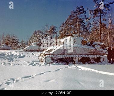 M-4 Sherman serbatoi allineati in una coperta di neve Campo, vicino a St. Vith, Belgio Foto Stock